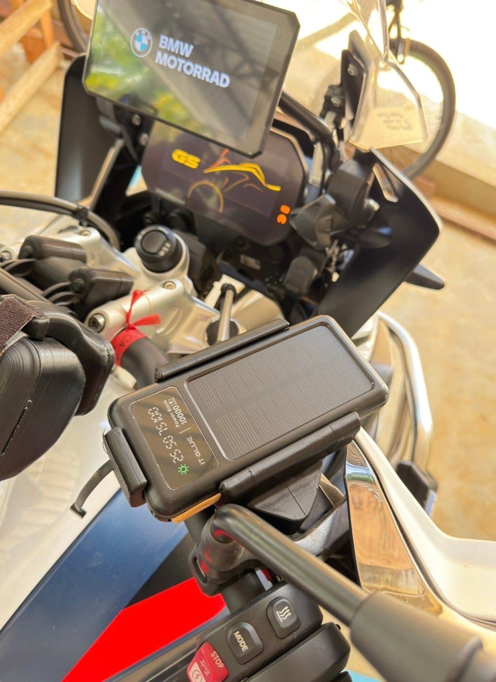 Foto do suporte físico com powerbank instalado no guidão de uma motocicleta